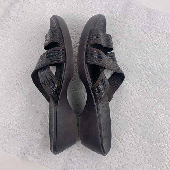 Crocs Wedge sandals Dark Brown cross strap stretch Size 8 low heel Cushioned - Picture 8 of 11